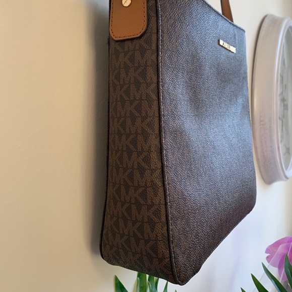 ❌SOLD❌ Michael Kors Cross Body Purse - Picture 6 of 16